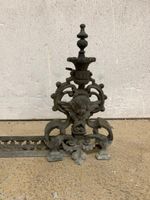 Devant de cheminée (ou barre de foyer) en bronze, composé de… (photo 5)