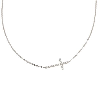 un collier avec une croix en diamant suspendue à une chaîne, sur fond blanc