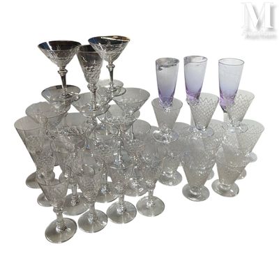 un grand nombre de verres à vin posés sur une table