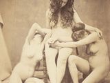 une vieille photo montrant un groupe de femmes nues assises les unes près des autres
