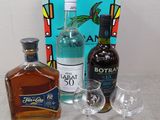 des bouteilles d'alcool, des verres et une caisse d'alcool posés sur une table