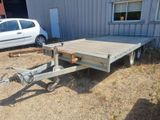 une remorque garée devant un bâtiment