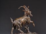 sculpture en bronze représentant une chèvre sur un rocher