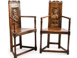 deux chaises en bois dont les dossiers sont sculptés