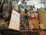 de nombreux cartons d'objets hétéroclites posés sur le sol
