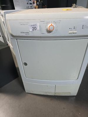 une photo d'une machine à laver blanche posée sur un plan de travail