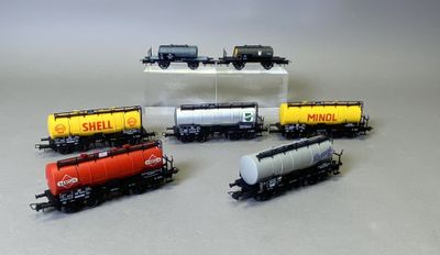 cinq wagons de train miniature alignés sur une table
