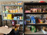 une étagère remplie de provisions dans une pièce aux murs en pierre