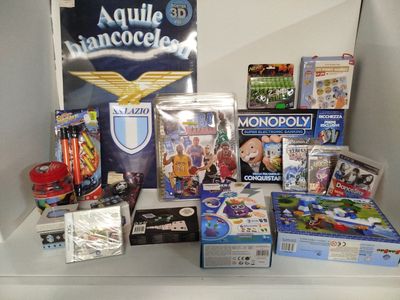 des jouets et des jeux sont disposés sur une étagère devant un miroir