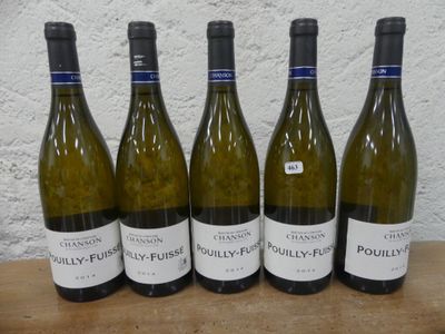 Six bouteilles de vin blanc sont alignées sur une table en bois.