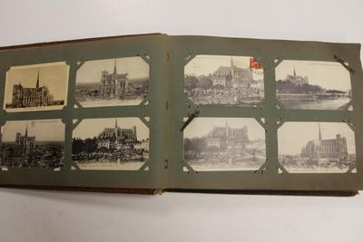 une vieille photo d'un livre contenant des images d'une ville