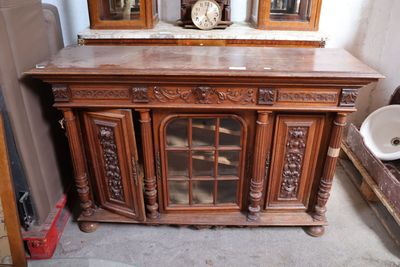 une armoire en bois surmontée d'un miroir