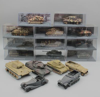 Plusieurs types de réservoirs sont exposés dans une vitrine.