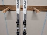 une paire de skis accrochée à un support dans un garage