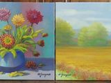 deux tableaux représentant des fleurs dans un vase bleu posé sur une table en bois