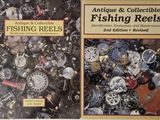 un livre sur les moulinets de pêche anciens et de collection, illustré d'une photo représentant une pile de moulinets de pêche