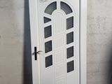 une porte blanche avec une fenêtre dans un coin de la pièce