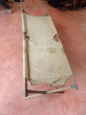une longue table recouverte d'un drap, dans une pièce