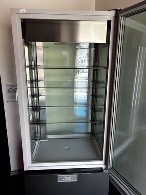 une photo d'un réfrigérateur avec une porte vitrée
