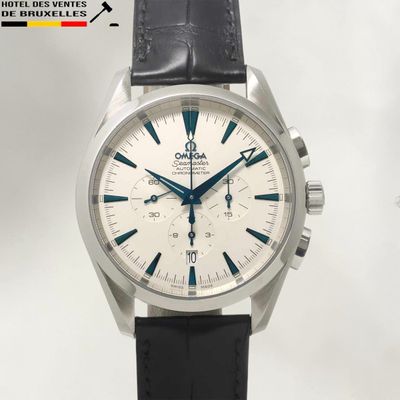un gros plan d'une montre au cadran blanc et au bracelet en cuir noir