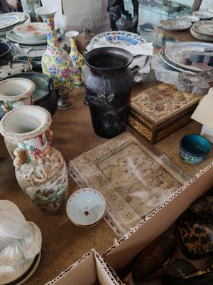 de nombreux vases et assiettes sur la table de cette pièce