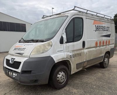 une photo d'une camionnette garée sur un parking