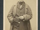 une vieille photo d'un homme en costume-cravate