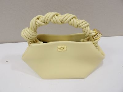 sac à main en cuir couleur crème avec une poignée tressée et une anse