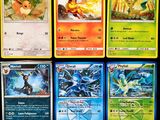 Plusieurs cartes Pokémon différentes sont disposées sur une surface noire
