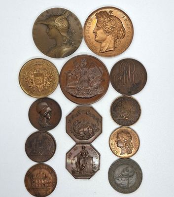 gros plan d'un paquet de pièces de monnaie sur une surface blanche