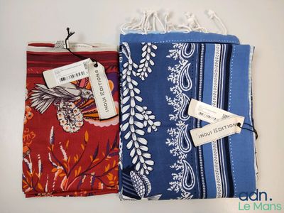 deux sacs en tissu munis d'étiquettes, posés l'un à côté de l'autre