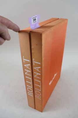 une main qui désigne un livre posé sur une table