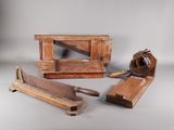 Plusieurs morceaux de bois sont posés sur une table, à côté d'une paire de ciseaux.