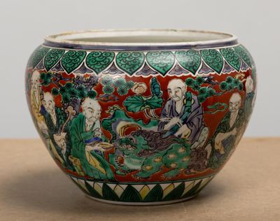 un vase avec un tableau posé sur une table