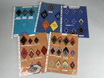 quatre chemises contenant des badges de différentes couleurs, posées sur une surface blanche