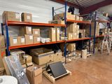 un grand entrepôt rempli de boîtes et de cartons