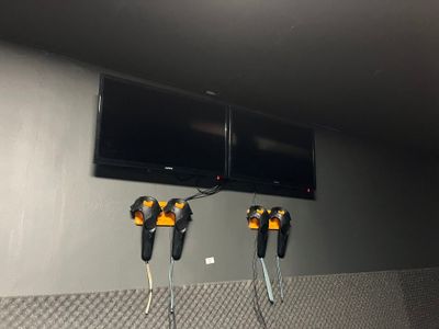 trois téléviseurs fixés au mur dans une pièce