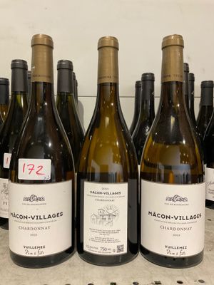 plusieurs bouteilles de vin sont alignées sur un comptoir