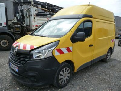 La camionnette jaune est garée sur le parking, à côté d'autres camions.