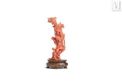 une image représentant une statue de femme sur un socle