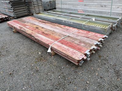 plusieurs morceaux de bois sont empilés les uns sur les autres pour former une pile