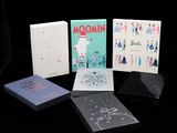 trois livres posés les uns à côté des autres sur une table noire