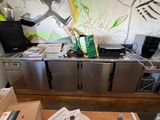 une table sur laquelle se trouvent une pile de papiers et un ordinateur portable