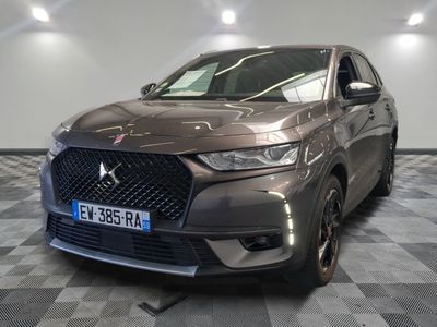 l'avant d'une DSX grise garée sur un sol à damier