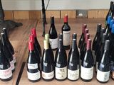 plusieurs bouteilles de vin posées sur une table en bois
