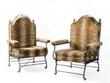 paire de chaises à motif léopard avec des pieds en fer