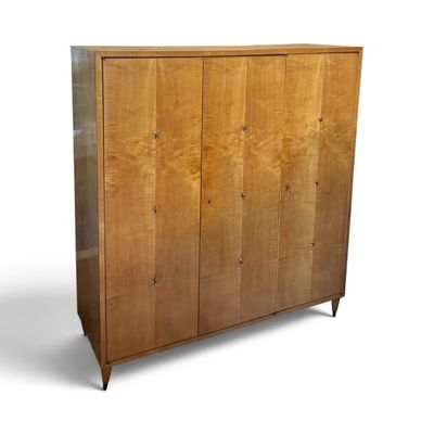 une image représentant une armoire en bois à trois portes et trois tiroirs