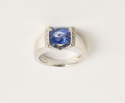 Gros plan sur une bague contenant une pierre bleue