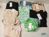 un tas de vêtements posés sur une table