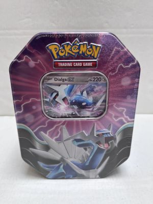 gros plan d'une boîte de cartes pokemon sur une table